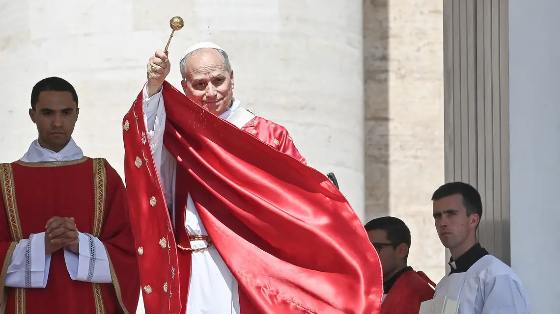 Papież Leon XIV podczas mszy na placu Świętego Piotra w Watykanie, 8 czerwca 2025 r. // Fot. Isabella Bonotto / Anadolu / East News