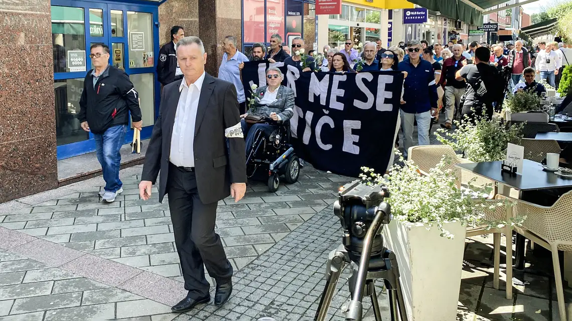 Fikret Bačić, przewodniczący Stowarzyszenia Rodziców Dzieci Zamordowanych w Prijedorze, na marszu upamiętniającym zabitych w 1992 r. Prijedor, maj, 2024 r. // Materiały prasowe Jer me se tiče