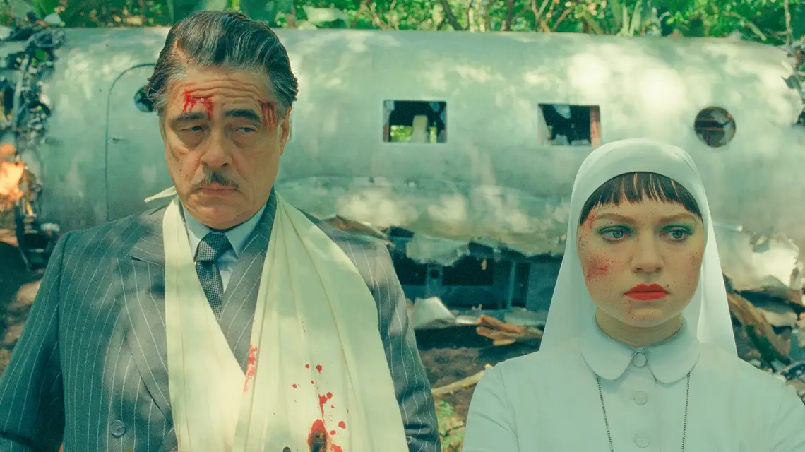 Benicio del Toro i Mia Threapleton w filmie „Fenicki układ”, reż. Wes Anderson, 2025 r. // materiały prasowe