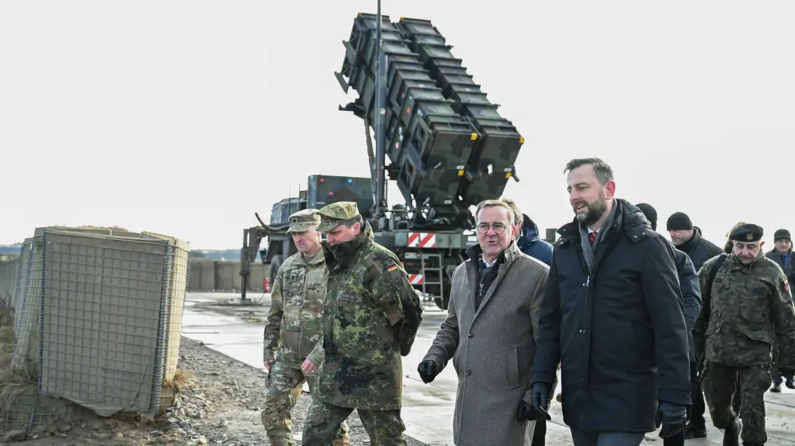 Od stycznia tego roku nieba nad Rzeszowem i hubem logistycznym w Jasionce bronią niemieccy żołnierze wyposażeni w systemy obrony przeciwlotniczej Patriot. Na zdjęciu: ministrowie obrony Polski i Niemiec, Władysław Kosiniak-Kamysz i Boris Pistorius, podczas wizyty w Jasionce, 23 stycznia 2025 r. // Fot. Darek Delmanowicz / PAP