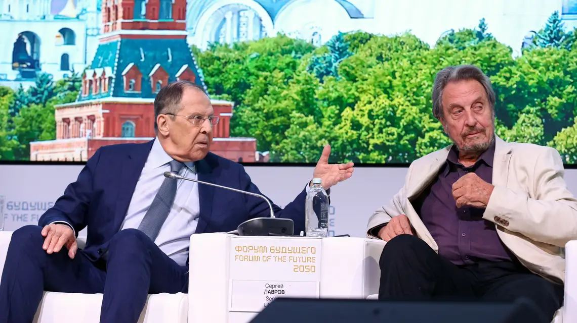 Od lewej minister spraw zagranicznych Rosji Siergiej Ławrow i Errol Musk, ojciec Elona Muska podczas „Forum przyszłości – 2050”. Moskwa, 9 czerwca 2025 r. // Alyona Bzhakhova / Zuma Press / Forum 