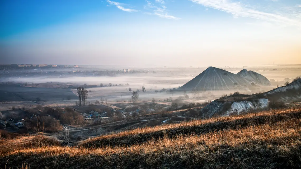 Wschód słońca w okolicy Słowiańska, 9 marca 2025 r. Słowiańsk, sąsiedni Kramatorsk, a także położone nieco dalej na południe Pokrowsk i Myrnohrad to ostatnie większe miasta Donbasu, których Rosjanom nie udało się zdobyć. // Fot. Maks Muravsky / Global Images Ukraine / Getty Images