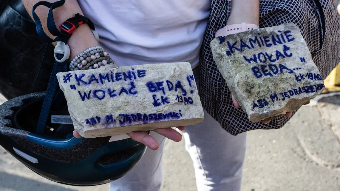  „Solidarni z osobami skrzywdzonymi” - protest przeciw decyzji KEP pod krakowską kurią, 18 czerwca 2025 r. // Fot. Paweł Rakowski 