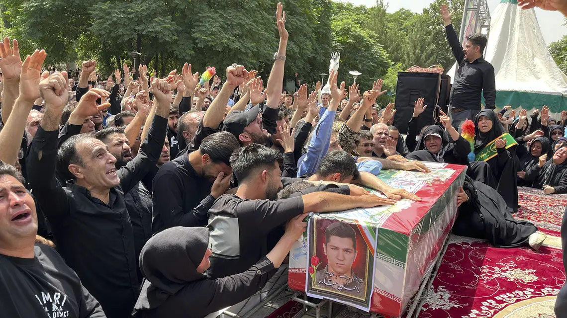 Pogrzeb ofiary izraelskiego ataku na Iran. Teheran, 26 czerwca 2025 r. // Fot. Vahid Salemi / AP Photo / East News