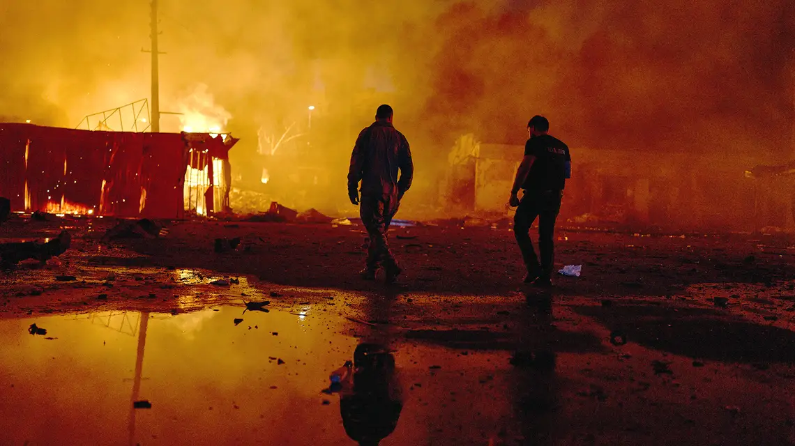 Jedno z osiedli w Kijowie po masowym ataku dronów rosyjskich. 4 lipca 2025 r. // Fot. Libkos / Getty Images
