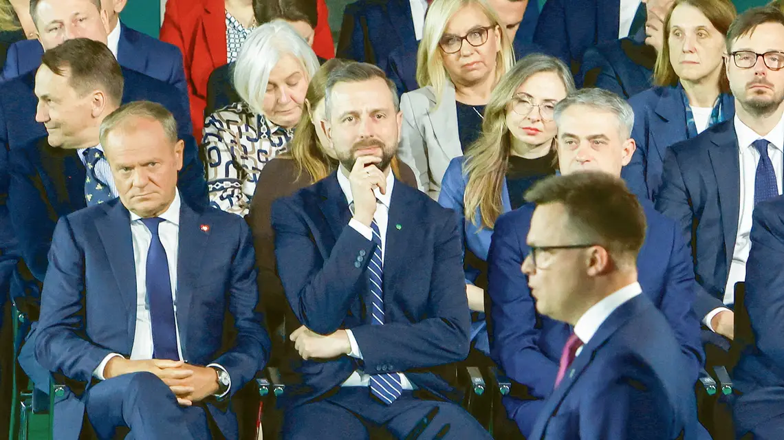 Donald Tusk, Władysław Kosiniak-Kamysz, Krzysztof Gawkowski oraz Szymon Hołownia podczas uroczystego zgromadzenia posłów i senatorów z okazji 1000. rocznicy koronacji Bolesława Chrobrego. Gniezno, 25 kwietnia 2025 r. // Fot. Piotr Skórnicki / Agencja Wyborcza.pl
