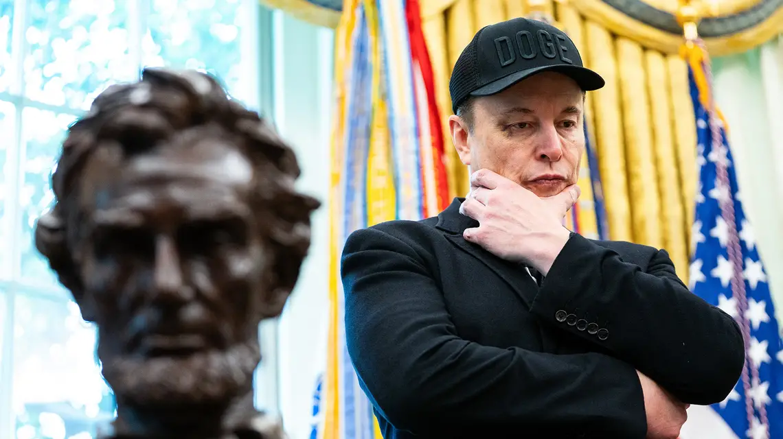 Elon Musk w gabinecie owalnym w Białym Domu. Waszyngton, 30 maja 2025 r. // Fot. Allisona Robbert / AFP / East News