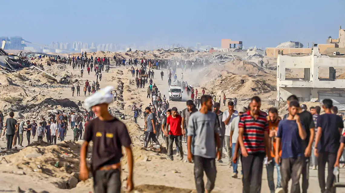 Palestyńczycy w północnej Strefie Gazy. 13 lipca 2025 r. // Fot. Ramez Habboub / Getty Images 