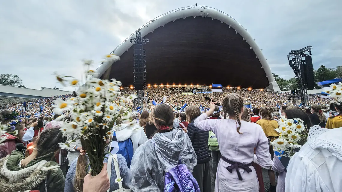 Wielka muszla koncertowa, pod którą gromadzili się uczestnicy festiwalu, powstała w latach 60. XX w., gdy władze sowieckie próbowały zawłaszczyć estońską kulturę śpiewu. Tallin, lipiec 2025 r. // Fot. Isabelle de Pommereau