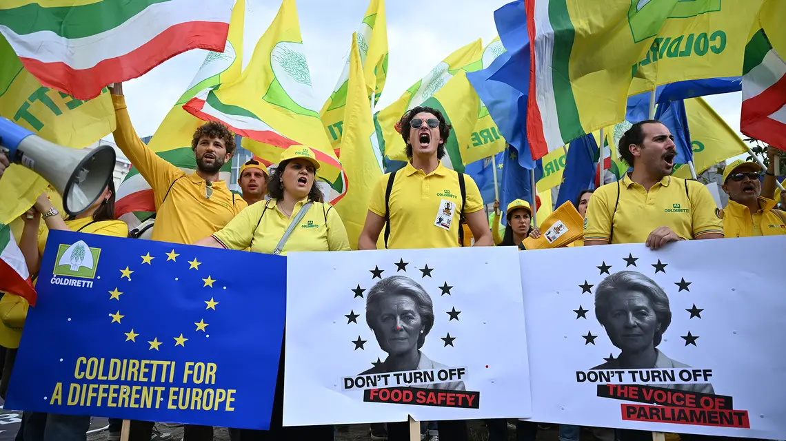 Rolnicy z różnych państwa Unii Europejskiej protestują przed budynkiem Parlamentu Europejskiego przeciwko planowanemu budżetowi. Bruksela, 16 lipca 2025 r. // Fot. Dursun Aydemir / Anadolu / Getty Images