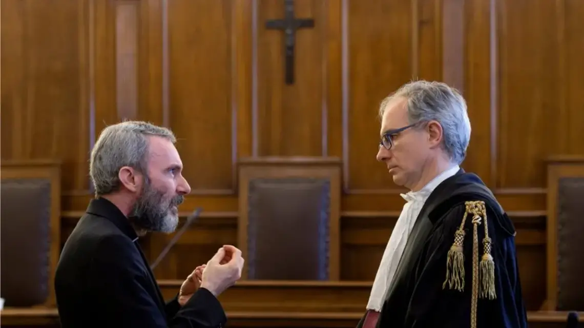 Ksiądz Carlo Capello (po lewje) i jego adwokat przed procesem w trybunale watykańśkim. Watykan, 2018 r. // Vatican Media