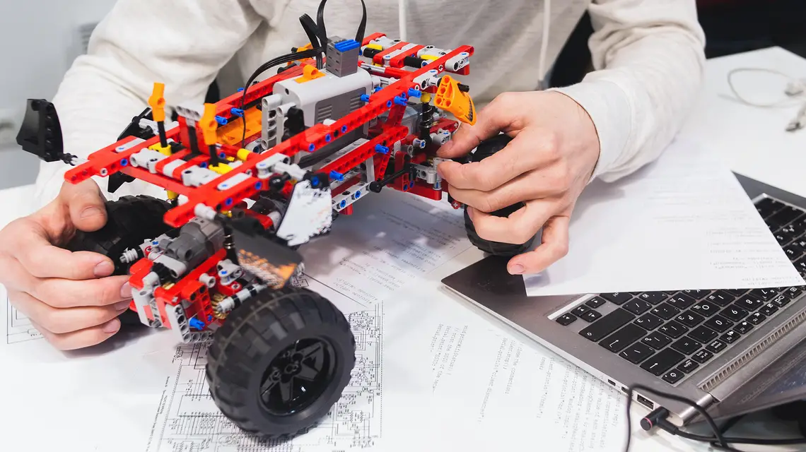 Zestaw konstruktorski klocków Lego Technic // Fot. Golubovy / Shutterstock