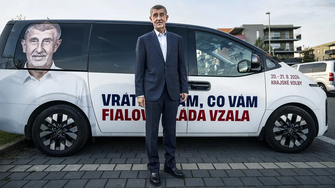 Andrej Babiš, były oraz być może przyszły premier Czech przed siedzibą partii ANO. Napis na aucie: „Oddamy wam to, co zabrał wam rząd Fiali”. Praga, październik 2024 r. // Fot. Milan Jaros / Bloomberg / Getty Images