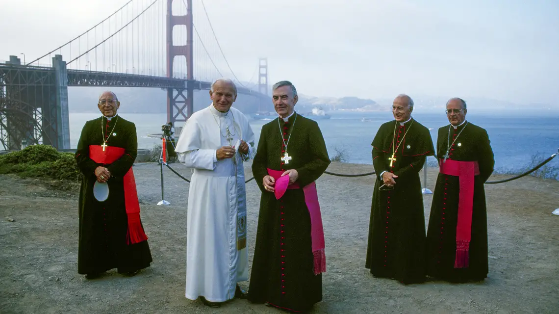 Papież i jego dyplomaci podczas wizyty w Stanach Zjednoczonych. Od lewej: kard. Agostino Casaroli, sekretarz stanu, Jan Paweł II, abp John R. Quinn, biskup San Francisco, abp Pio Laghi, nuncjusz apostolski w USA i abp Eduardo Martínez Somalo, substytut ds. generalnych Sekretariatu Stanu, Kalifornia, wrzesień 1987 r. // Fot. Dirck Halstead / Getty Images 