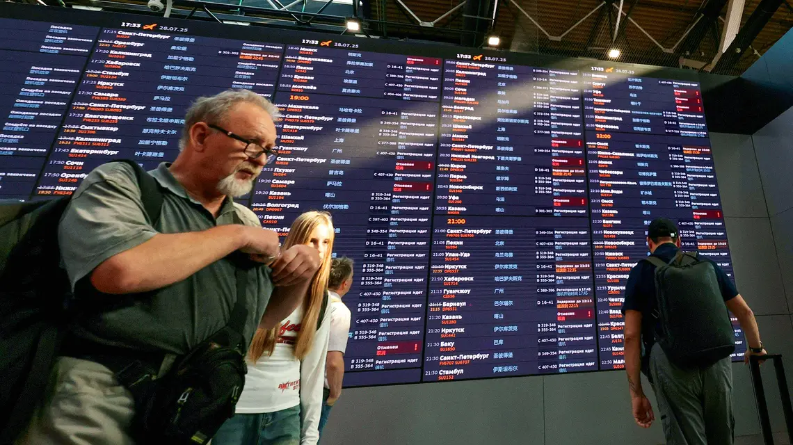 Na międzynarodowym lotnisku Szeremietiewo po cyberataku na rosyjskie linie lotnicze Aerofłot. Moskwa, 28 lipca 2025 r. // Fot. Tatyana Makeyeva / AFP / East News 