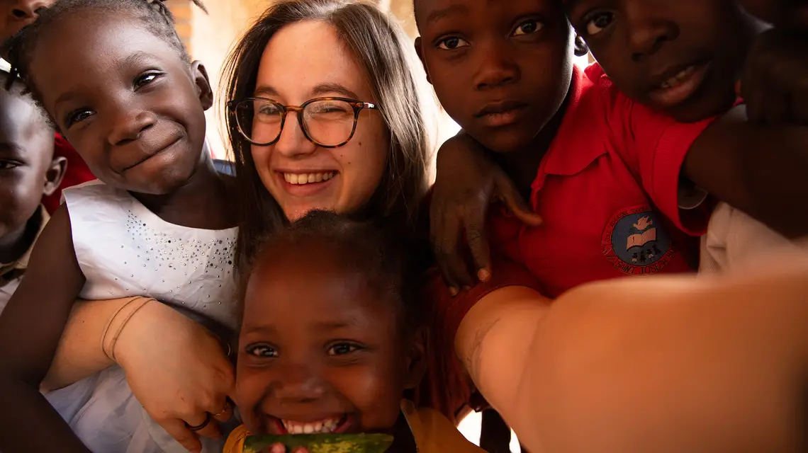 Pianistka Agata Szlufik wsród podopiecznych z African Music School // Fot. Agata Szlufik 
