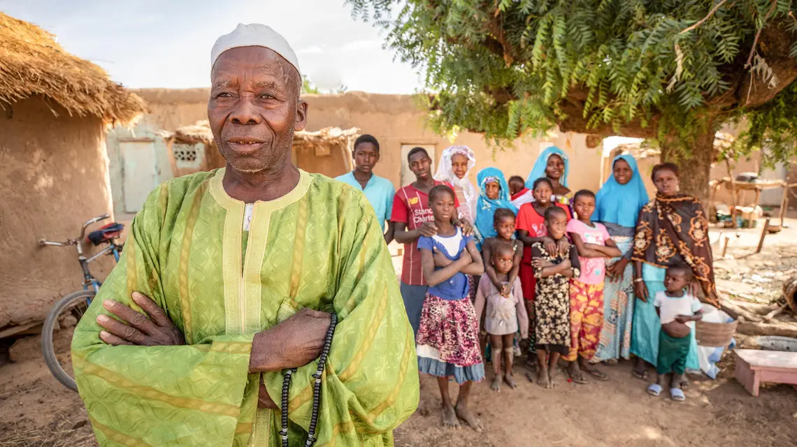 Poligamiczna rodzina z Mali, Afryka Zachodnia, 2021 r. // Fot. Jake Lyell / Alamy / BE&W