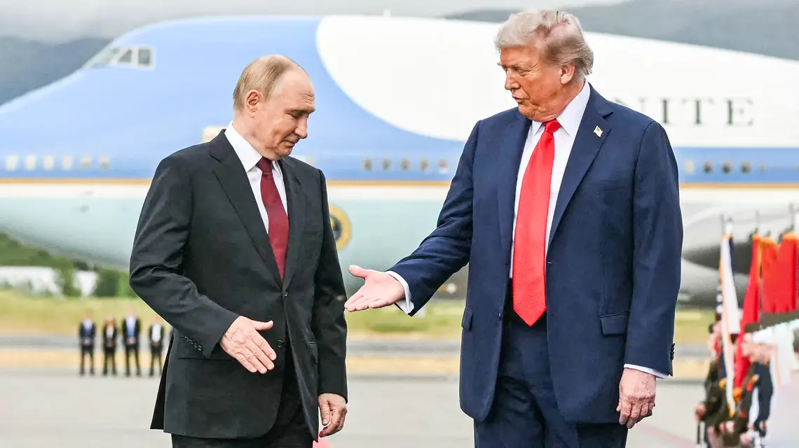 Powitanie Władimira Putina przez Donalda Trumpa w bazie lotniczej Elmendorf-Richardson w Anchorage. Alaska, 15 sierpnia 2025 r. // Fot. Andrew Caballero-Reynolds / AFP / East News