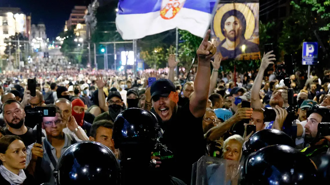Antyrządowe protesty w Belgradzie, 15 sierpnia 2025 r. // Fot. Marko Djokovic / AFP / East News