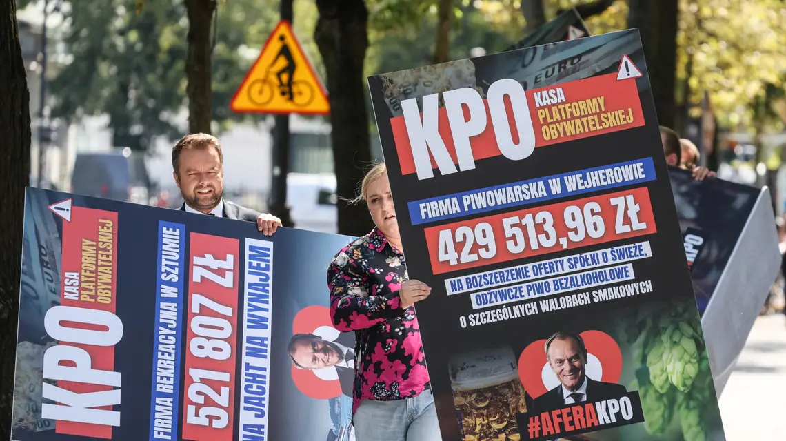 Posłowie PiS Rafał Bochenek i Olga Semeniuk podczas konferencji prasowej dotyczącej KPO pod Kancelarią Premiera. Warszawa, 12 sierpnia 2025 r. // Fot. Sławomir Kamiński / Agencja Wyborcza.pl