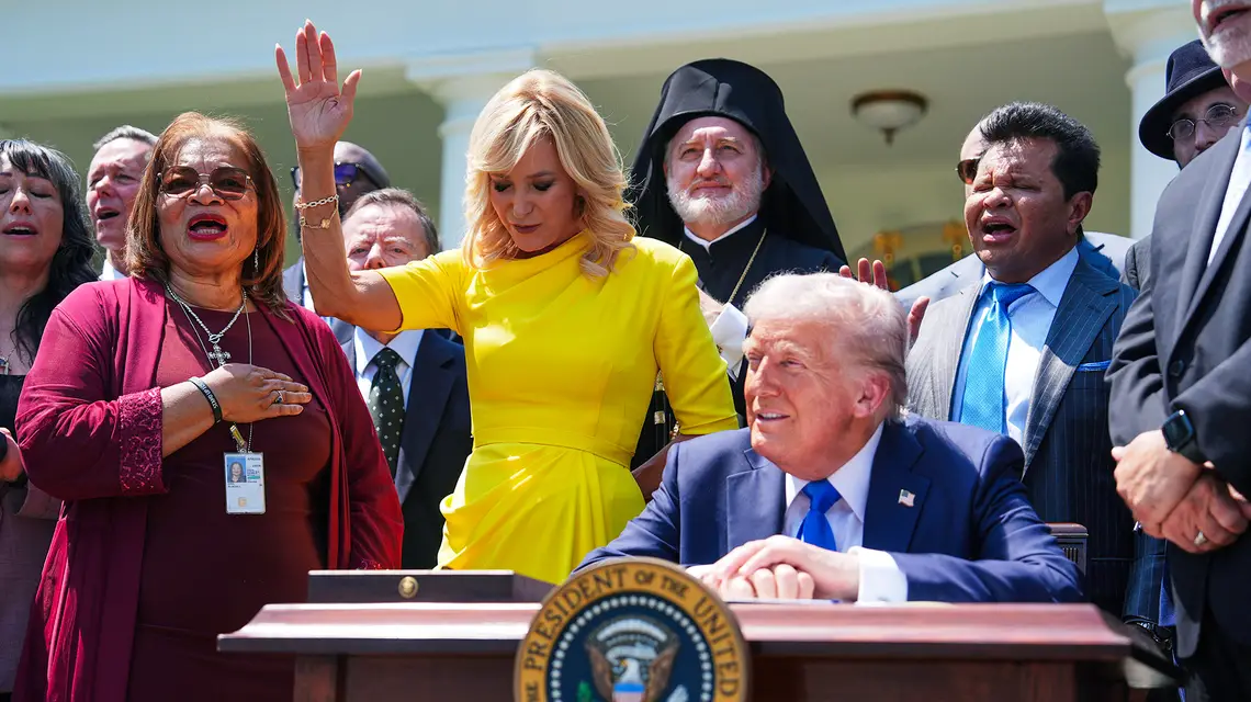 Donald Trump podczas obchodów Narodowego Dnia Modlitwy w Ogrodzie Różanym w Białym Domu. Waszyngton, 1 maja 2025 r. // Fot. Evan Vucci / AP / East News