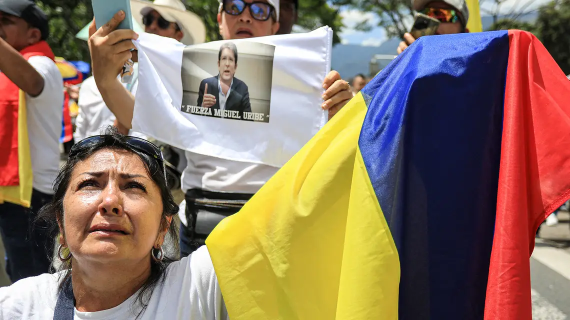 „Marsz Ciszy” po zamachu na senatora Miguela Uribe Turbaya. Kolumbia, 15 czerwca 2025 r. // Fot. Jaime Saldarriaga / AFP / East News