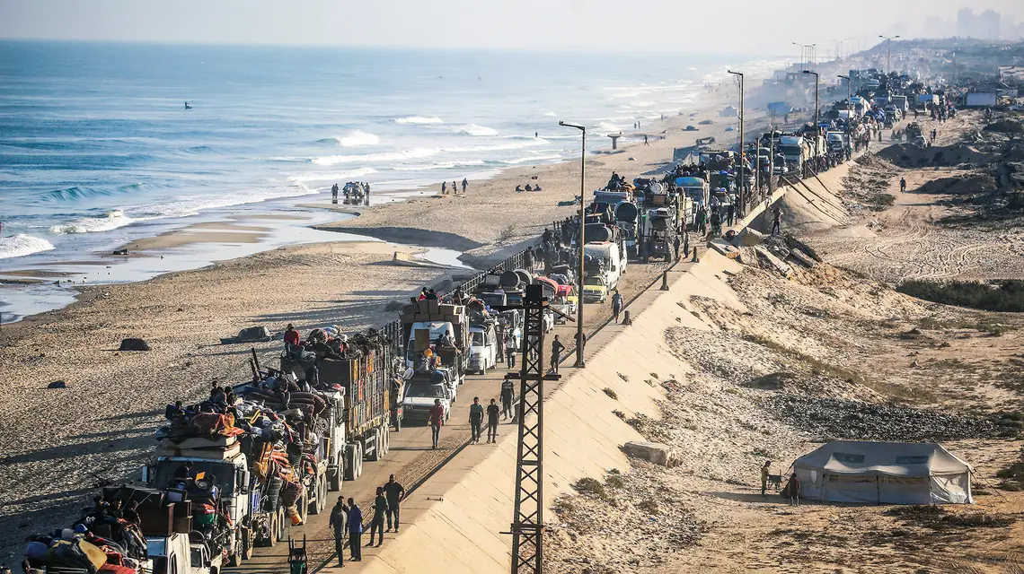 Przesiedleni Palestyńczycy przemieszczają się na południe Strefy Gazy, po ponownym wydaniu przez Izrael nakazu ewakuacji miasta Gaza. Palestyna, 18 września 2025 r. // Fot. Eyad Baba / AFP / East News