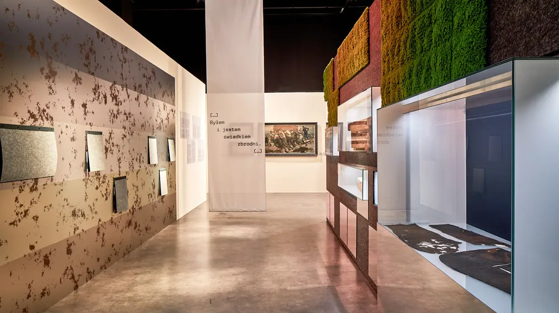Fragment ekspozycji „Ziemia nie gubi. Jeńcy cywilni na Westerplatte (1939–1941)” w Muzeum II Wojny Światowej. Gdańsk, 2025 r. // Budzik Studio / Muzeum II Wojny Światowej
