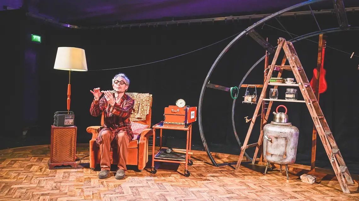 Scena ze spektaklu „Sowa w domu” teatru Iolo z Walii // Kirsten McTernan / materiały prasowe