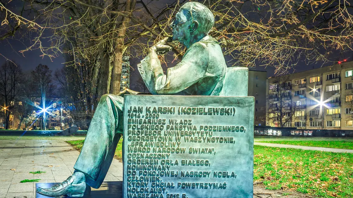 Ławeczka upamiętniająca Jana Karskiego przed Muzeum Historii Żydow Polskich POLIN. Warszawa, listopad 2015 r. // Fot. Krystyna Błatkiewicz / REPORTER 