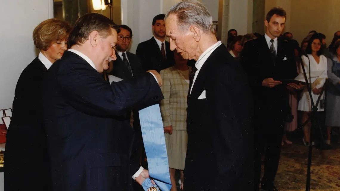 W 50 rocznicę zakończenia II wojny światowej Prezydent Lech Wałęsa uhonorował Jana Karskiego orderem Orła Białego, Warszawa 1995 // dzięki uprzejmości Macieja Sadowskiego