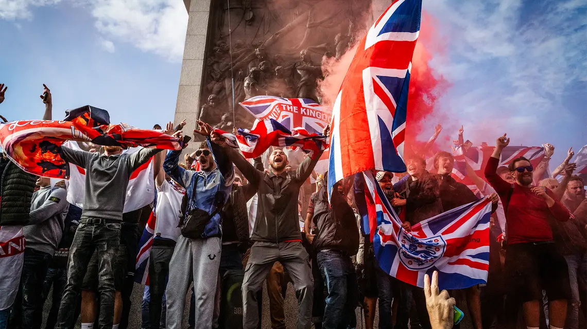 Przeciwnicy imigracji demonstrują na londyńskiej Trafalgar Square, 13 września 2025 r. W sondażach 70 proc. Brytyjczyków wyraża pogląd, że imigracja na Wyspy jest zbyt wysoka, a połowa uważa, że źle wpływa ona na kraj. // Fot. Barton / SOPA / Rex Features/ East News