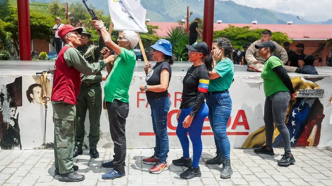 Szkolenie cywilów w bazie wojskowej w Caracas, stolicy Wenezueli. 20 września 2025 r. // Fot. Pedro Mattey / AFP / East News
