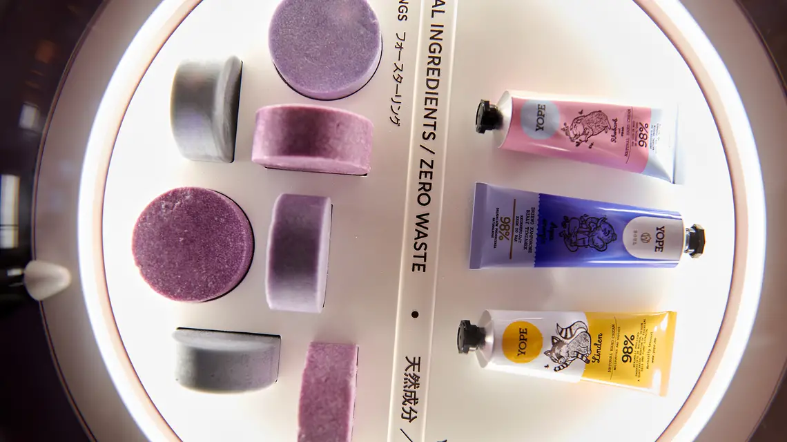 Pawilon Polski na Expo 2025 w Osace, polskie kosmetyki na wystawie Plantacja Idei // Fot. Adrian Stykowski / PAIH Polska / materiały prasowe