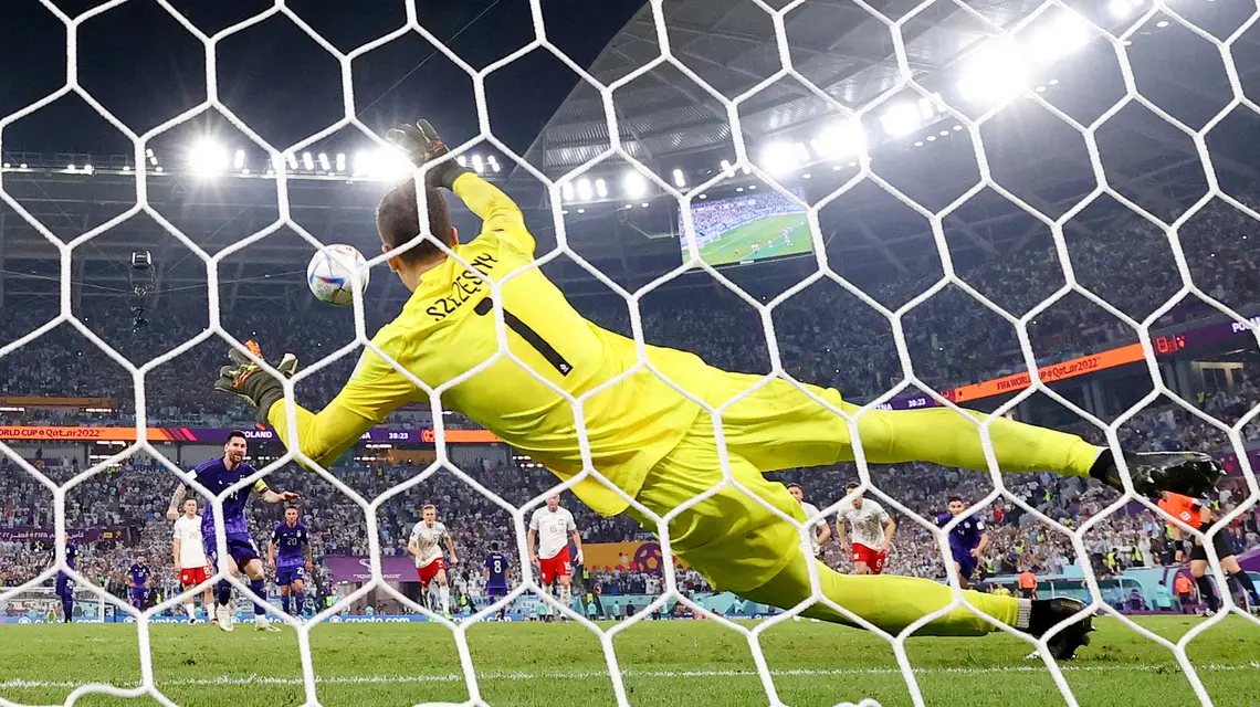 Wojciech Szczęsny broni karnego Leo Messiego w meczu z Argentyną na mundialu w Katarze, 30 litopada 2022 r. // Fot. Pedro Nunes / Reuters / Forum