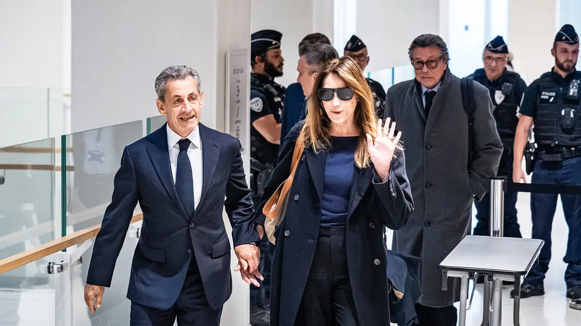  Nicolas Sarkozy, były prezydent Francji, i jego żona Carla Bruni przybywają do sądu, aby wysłuchać werdyktu w tzw. aferze libijskiej. Paryż, 25 września 2025 r. // Fot. Hans Lucas / AFP / East News