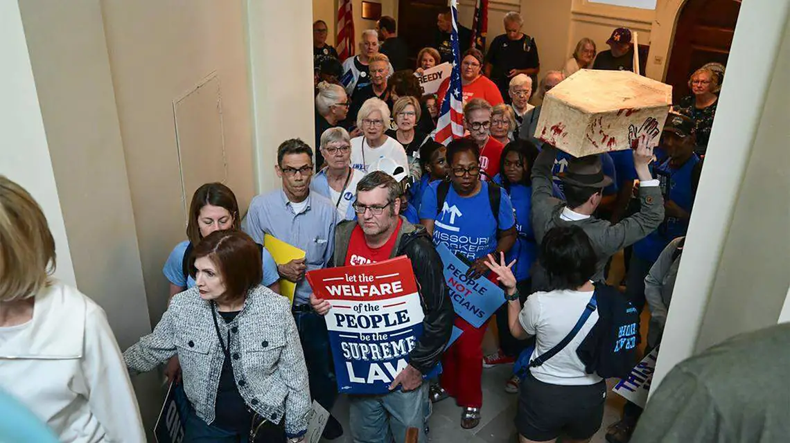 Republikanie zmienili granice okręgów wyborczych także w stanie Missouri. Na zdjęciu: protest na korytarzu stanowego parlamentu w Jefferson City, stolicy Missouri, 10 września 2025 r. // Fot. TNS/ ABACA / Forum