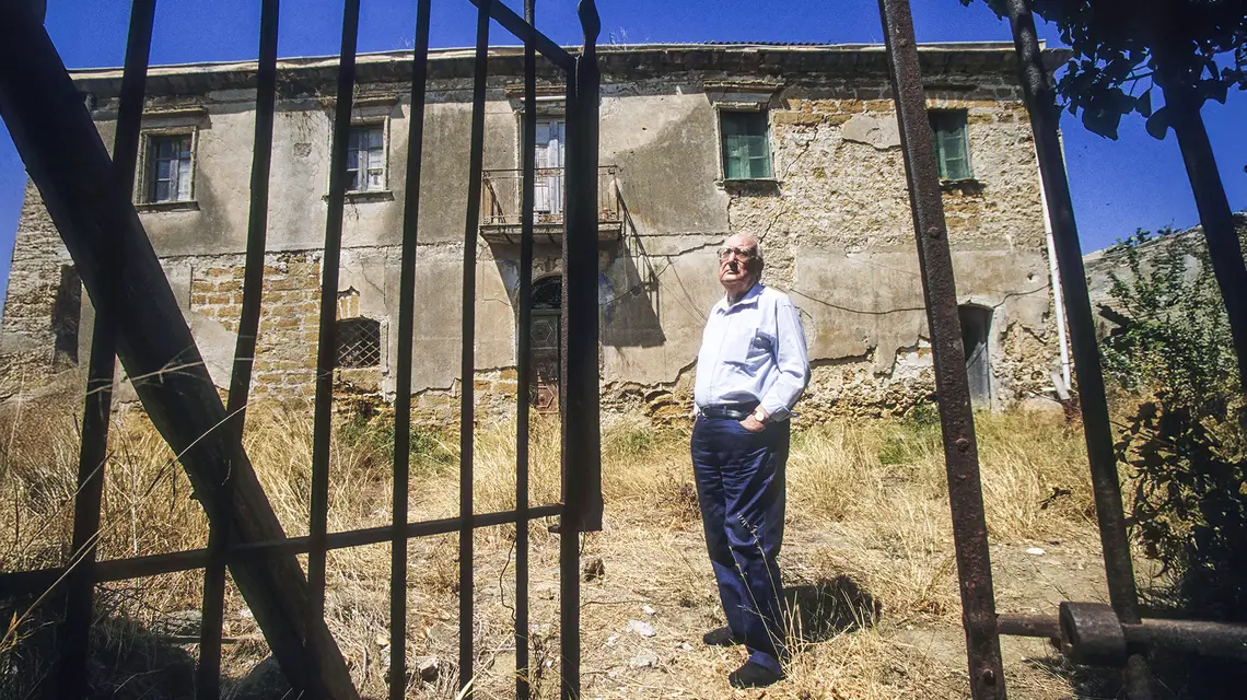  Andrea Camilleri przed rodzinnym domem w Porto Empedocle koło Agrigento. Sycylia, 1999 r. // Fot. Marcello Mencarini / Getty Images