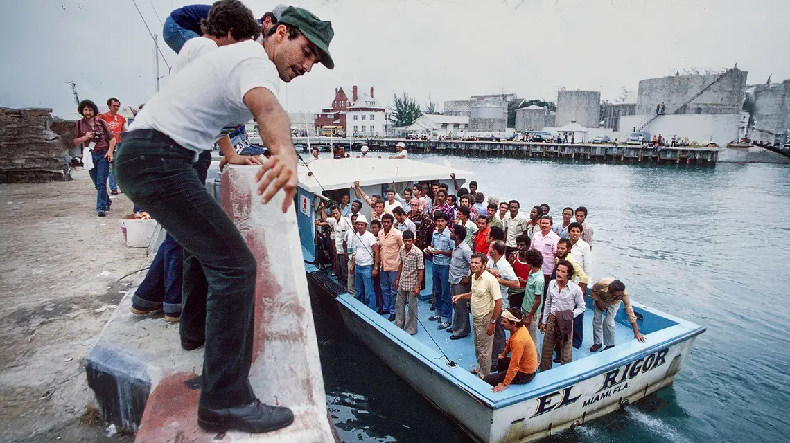 Uciekinierzy z Kuby przybijają do portu Key West na Florydzie, kwiecień 1980 r. W tej fali emigracji, na którą zezwolił reżim Castro, do USA przybyło 125 tys. Kubańczyków. // Fot. ZUMA Press / Alamy / Be&W