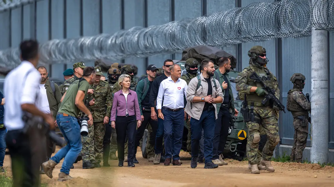 Premier Donald Tusk i przewodnicząca Komisji Europejskiej Ursula von der Leyen na granicy Polski z Białorusią. Ozierany, 31 sierpnia 2025 r. // Fot. fot Tomasz Barański /REPORTER
