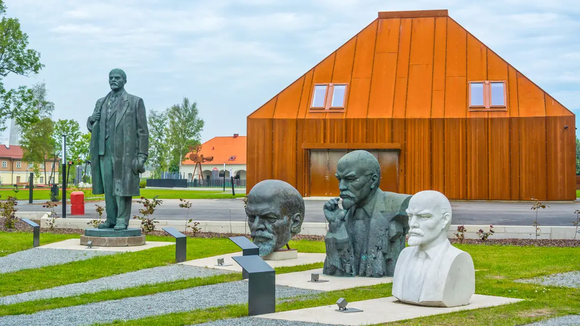 Jednym z powodów napięć z Rosją jest demontaż ostatnich miejsc pamięci z czasów sowieckich, które zachowały się jeszcze w Estonii. Na zdjęciu: wystawa w Estońskim Muzeum Historycznym w Tallinnie, gdzie zdemontowane rzeźby i pomniki mają przypominać o czasach sowieckiej okupacji. // Fot. Peter Forsberg / EU / Alamy / BE&W 