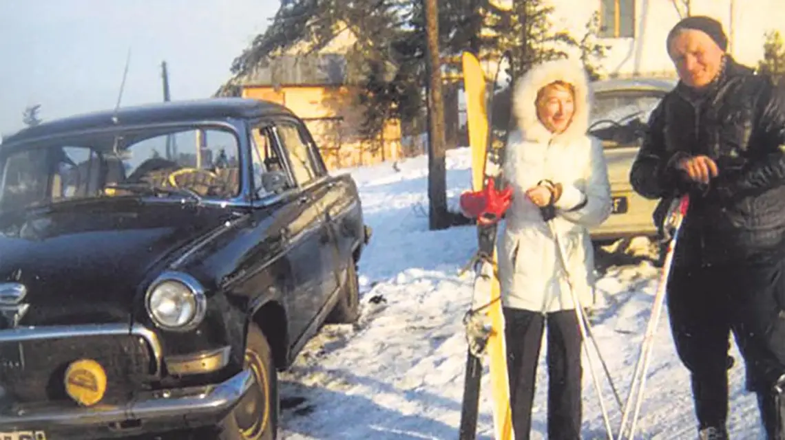 Kardynał Wojtyła z Anną Teresą Tymieniecką na nartach, lata 70. / Fot. Materiały prasowe BBC