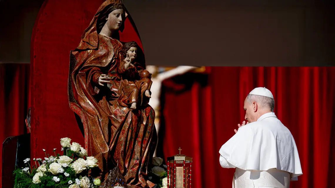 Papież Leon XIV przed figurą Matki Bożej podczas mszy kanonizacyjnej Carla Acutisa i Pier Giorgio Frassatiego. Watykan, 7 września 2025 r. // Fot. Massimo Valicchia / Getty Images