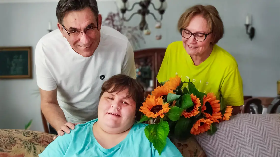 Małgorzata i Włodek Mendelewscy od 45 lat opiekują się córką – niezdolną do samodzielnego funkcjonowania Pauliną w spektrum autyzmu i z niepełnosprawnością intelektualną // Fot. Archiwym rodzinne