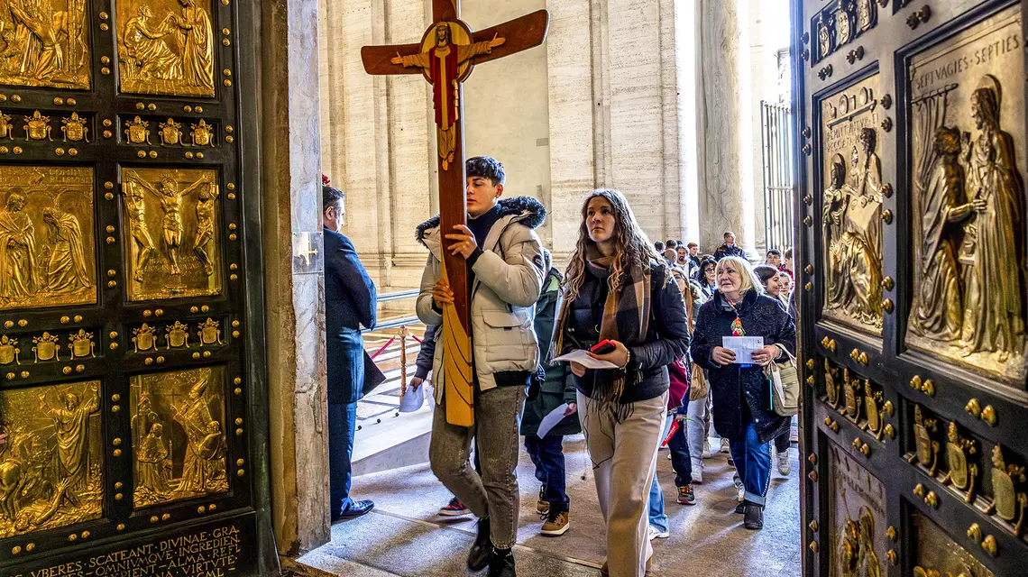 Pielgrzymi wchodzący przez Porta Santa do bazyliki św. Piotra w Rzymie w Roku Jubileuszowym 2025 // Fot. Philippe Lissac / GODONG / Universal Images Group / Forum