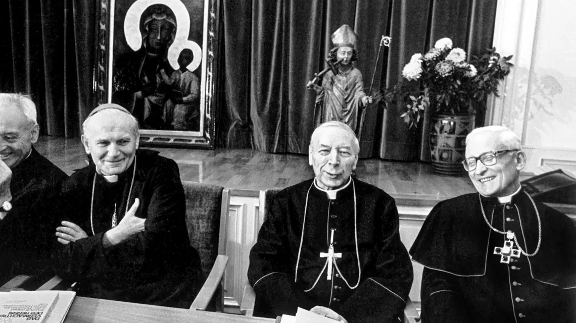 Kardynał Wojtyła, prymas Wyszyński i przewodniczący niemieckiego Episkopatu kard. Joseph Höffner podczas wizyty delegacji polskiego Episkopatu w Niemczech Zachodnich, tuż przed konklawe. Fulda, wrzesień 1978 r. // Fot. DPA / PAP 