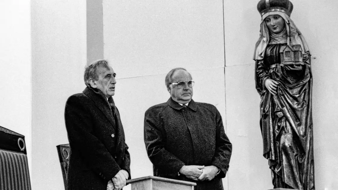 Tadeusz Mazowiecki i Helmut Kohl w Krzyżowej, 12 listopada 1989 r. // Fot. Andrzej Ślusarczyk / Fundacja „Krzyżowa" dla Porozumienia Europejskiego 