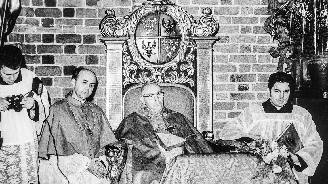  Bolesław Kominek w katedrze we Wrocławiu; u góry widoczny historyczny herb archidiecezji wrocławskiej i herb dolnośląskich Piastów. // // Archiwum Fundacji Obserwatorium Społeczne 