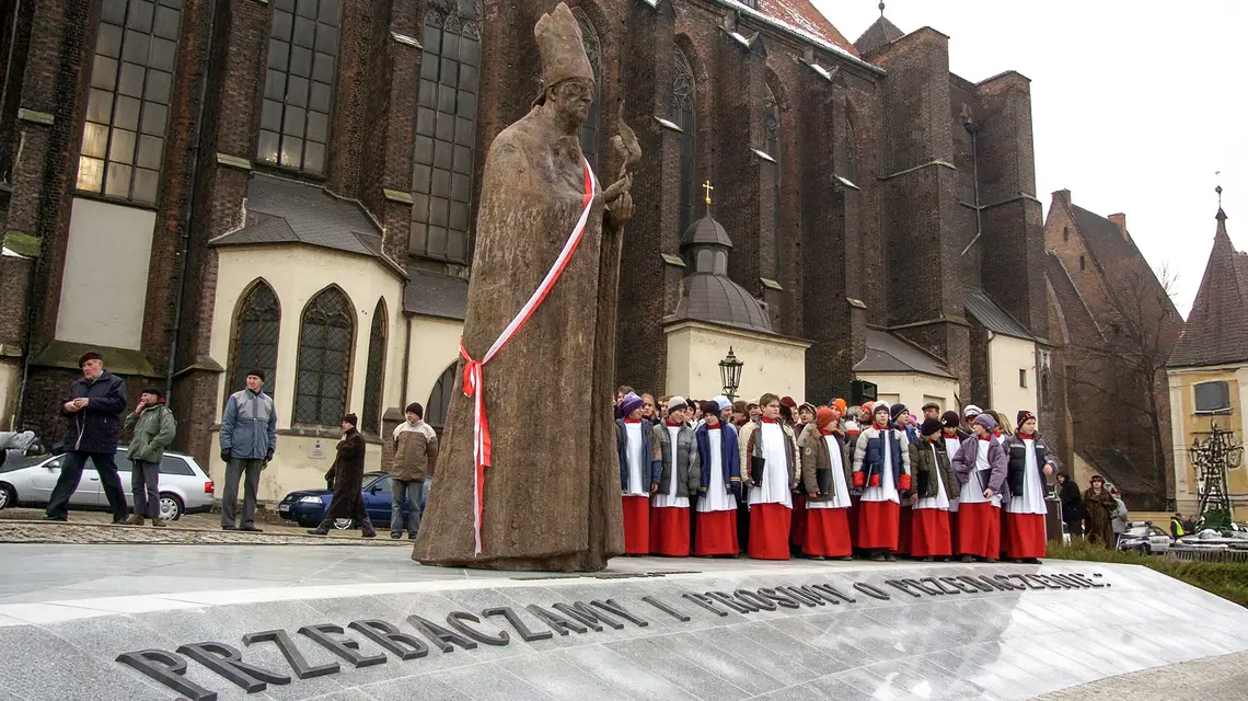 Pomnik kardynała Bolesława Kominka na Ostrowie Tumskim we Wrocławiu. Grudzień 2005 r. // Fot. Miłosz Poloch / Reporter