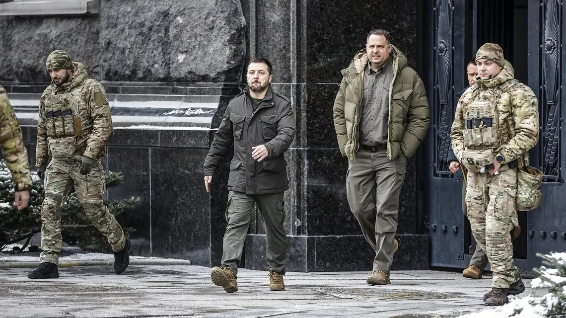 Ujawniona afera uderza w prezydenta Ukrainy i jego zaplecze. Na zdjęciu: Wołodymyr Zełenski i szef jego biura Andrij Jermak (z prawej) w Kijowie, styczeń 2024 r. // Fot. Sergey Dolzhenko / EPA / PAP 